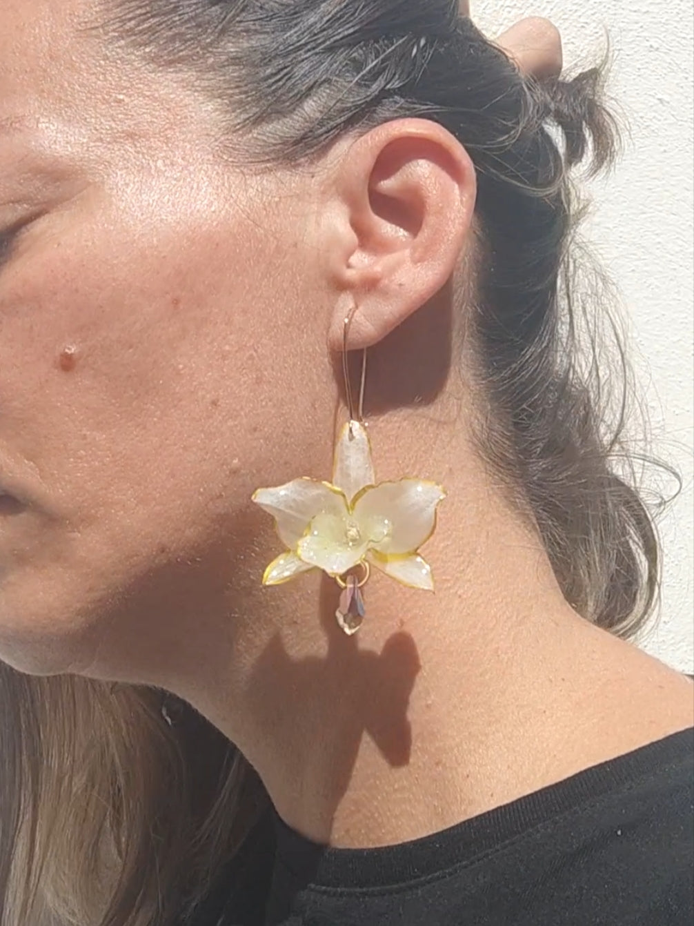 Pendientes de orquídea dendrobium blanca hechos a mano, en acero inoxidable · Flores naturales con bordes dorados · Lágrimas de cristal facetado