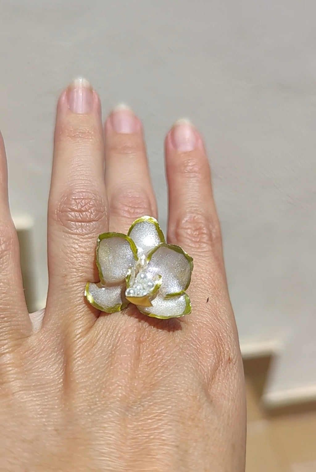Anillo de mini orquídea real resinada