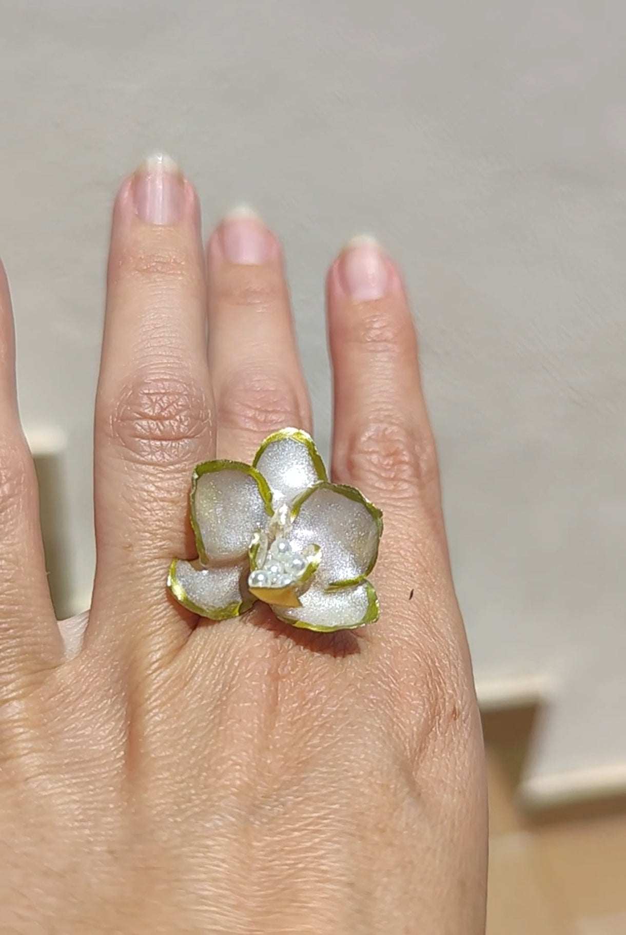 Anillo de mini orquídea real resinada