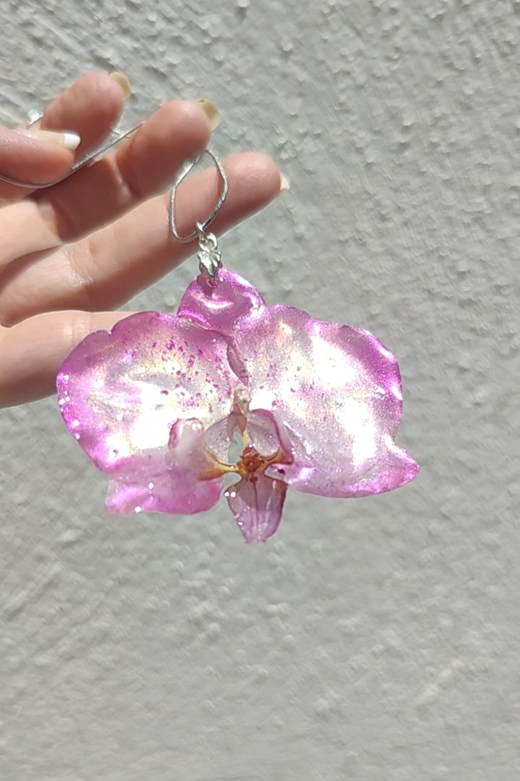 Collar con orquídea real resinada