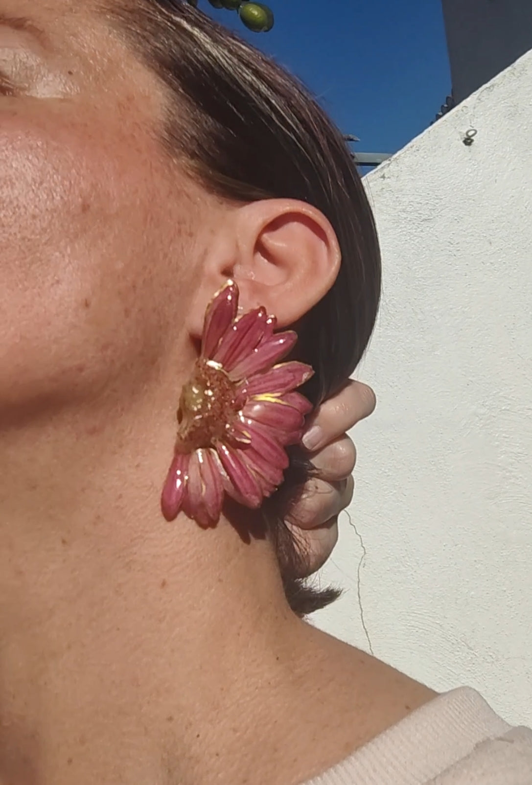 Pendientes de Gerberas Reales en Resina con Perfil Dorado – Joyería Floral Hecha a Mano – Flores Naturales Preservadas – Regalo Romántico y Boho