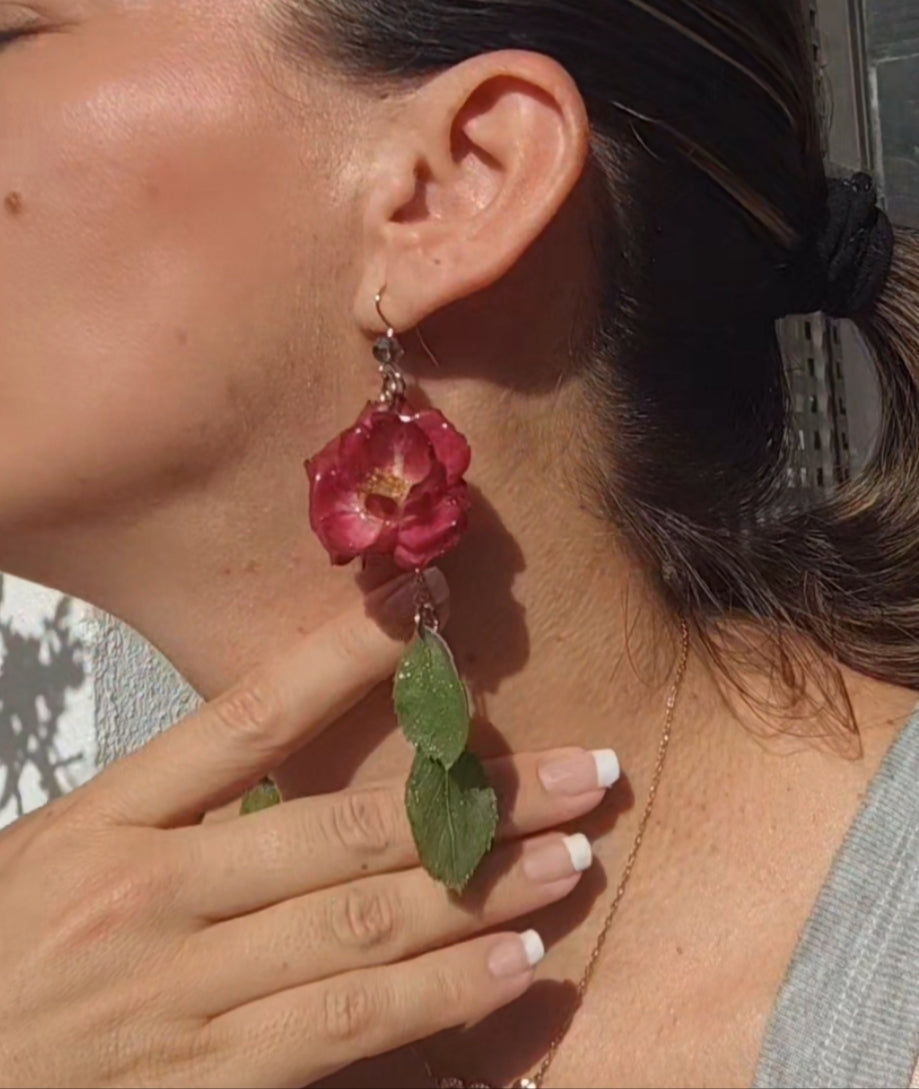 Pendientes de hojas y rosas reales