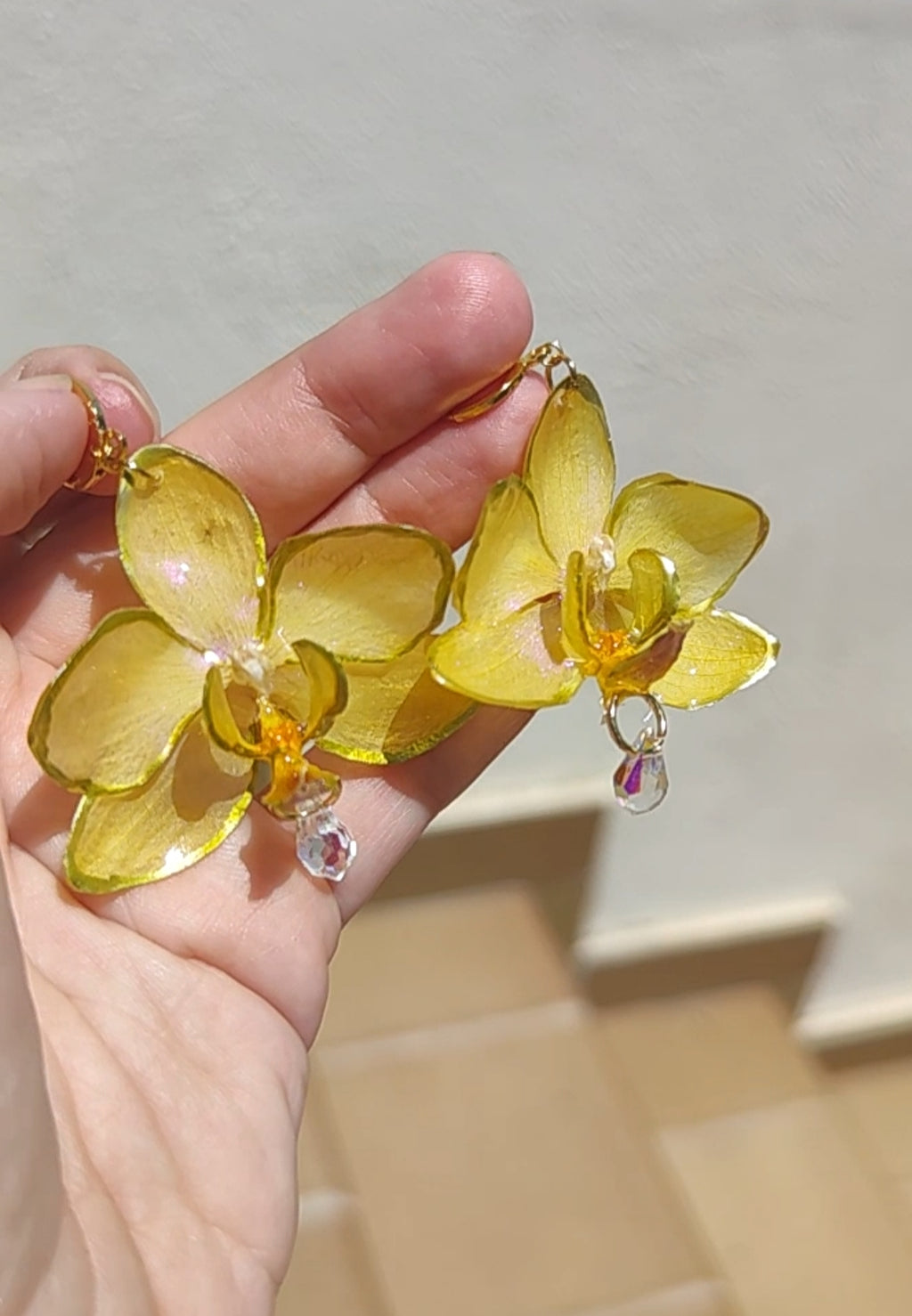 Pendientes de orquídea amarilla auténtica, joyería de resina hecha a mano, pendientes florales colgantes para mujer, regalo botánico