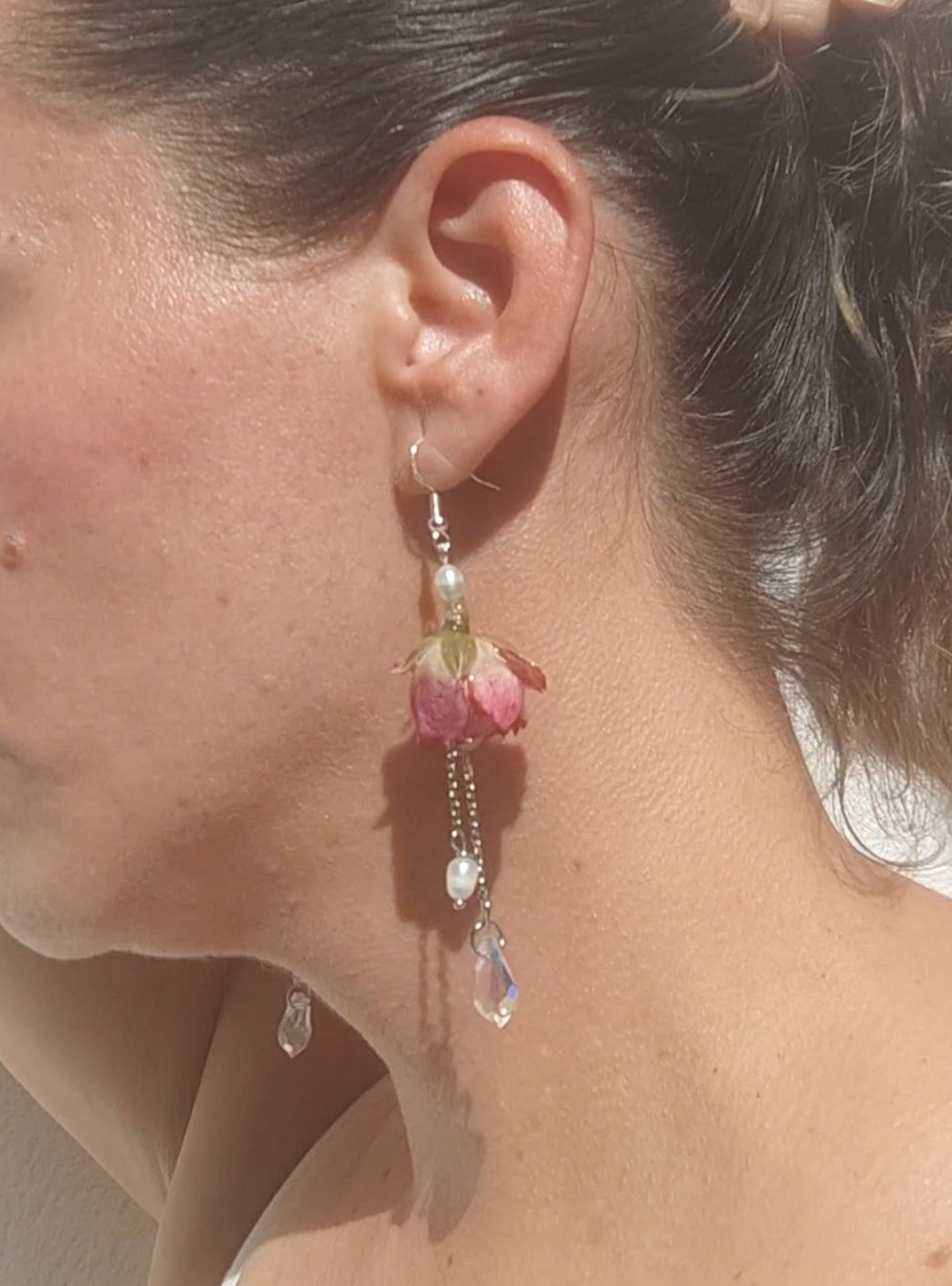 Pendientes artesanales con rosas reales resinadas, perlas naturales y cristal checo. Joyería romántica hecha a mano. Regalo único para ella
