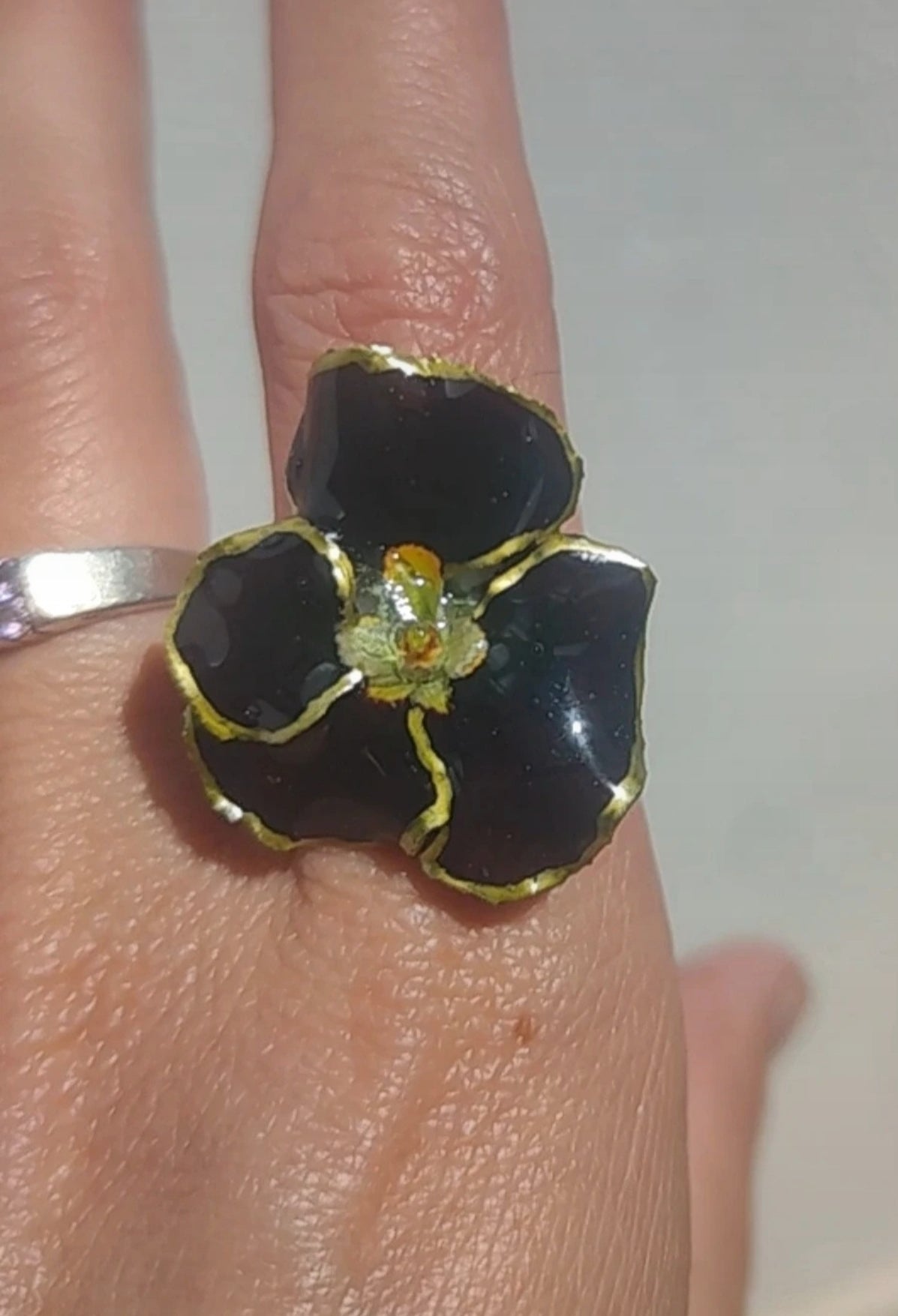 Anillo de mini pensamiento en resina