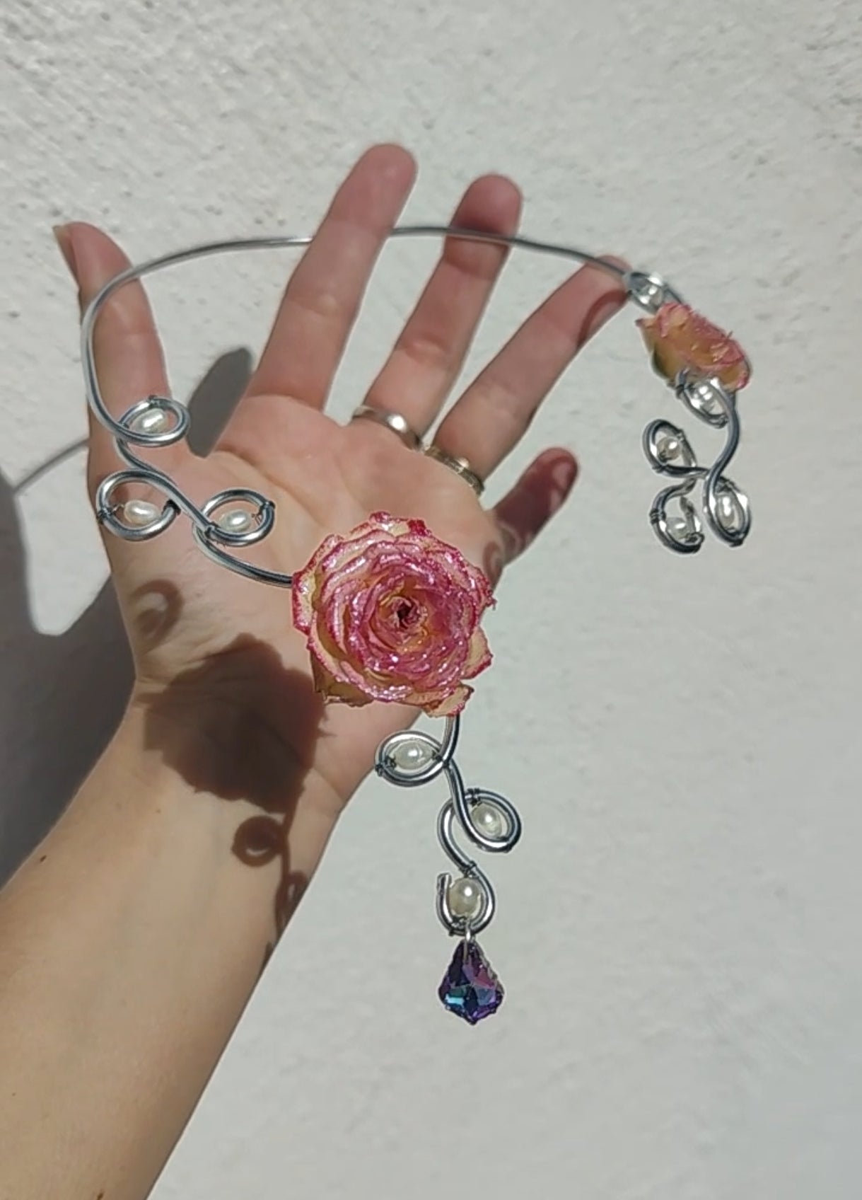 Collar de Alambrismo Hecho a Mano con Perlas Naturales de Río y Rosa Real Resinada – Joyería Artesanal Única