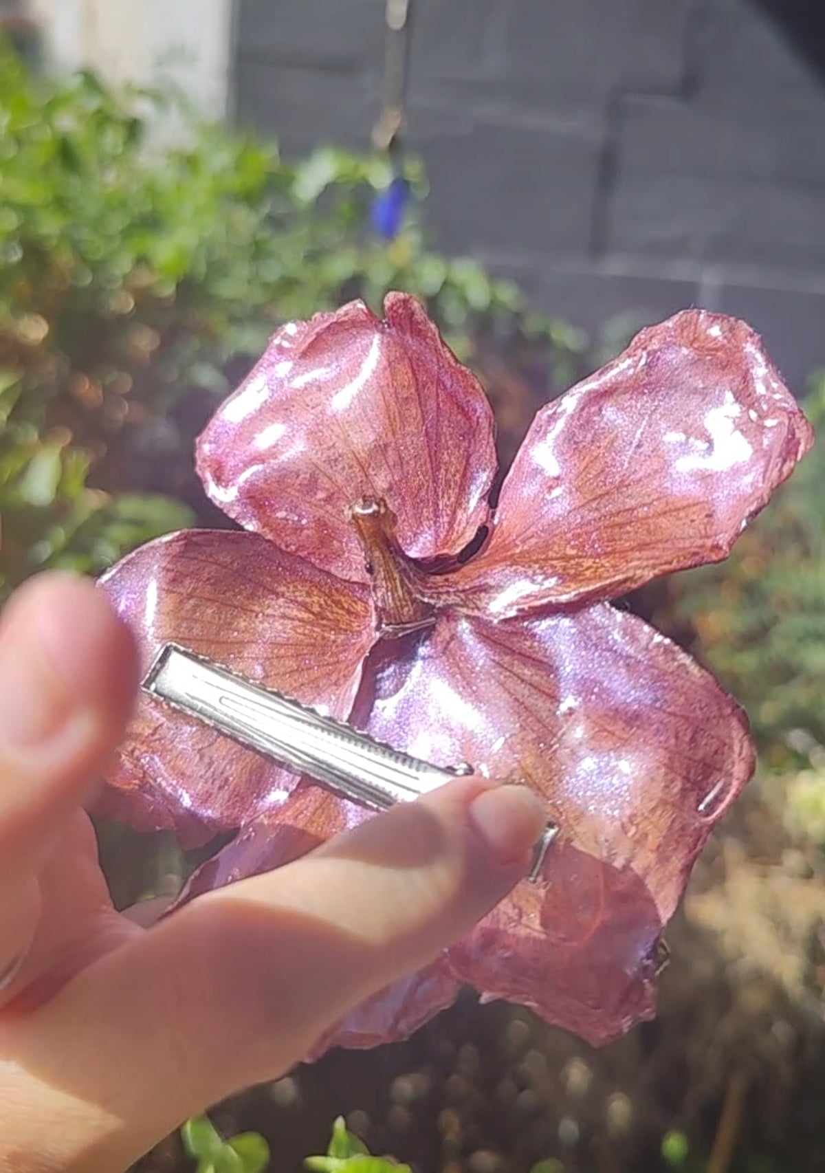 Pasador de Pelo con Flor Real, Hibisco Rojo y Perlas Naturales, Clip Artesanal de Resina, Accesorio Floral para el Cabello, Regalo Mujer