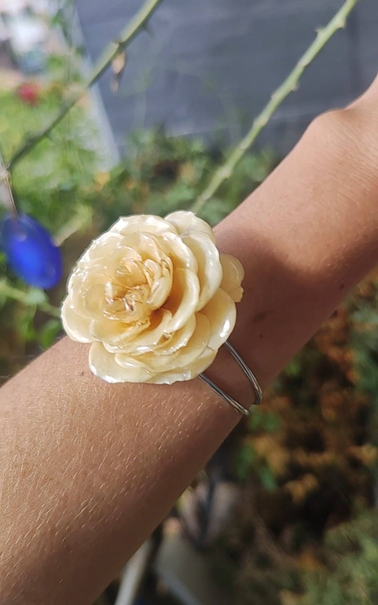 Pulsera con rosa blanca real resinada. Joya natural hecha a mano. Regalo romántico y único para ella. Pulsera de flor preservada