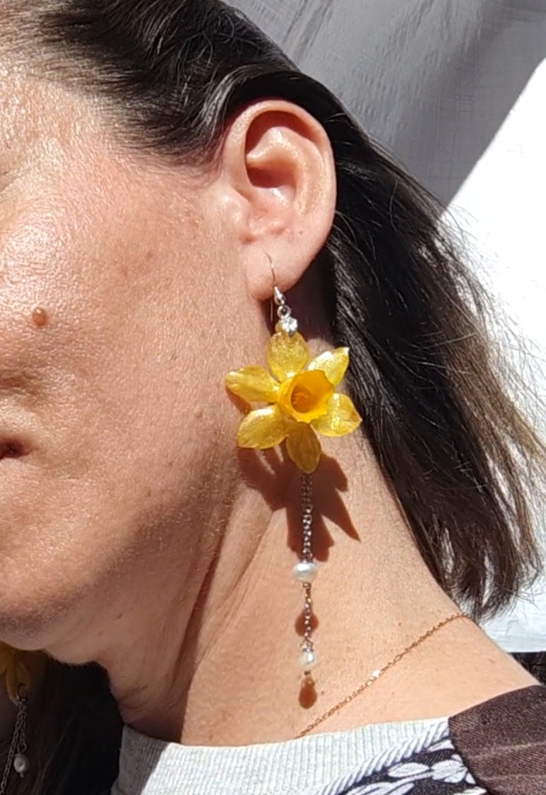 Pendientes de Narciso Real con Perlas Naturales | Flores Preservadas en Resina con Nácar Dorado | Joyería Floral Hecha a Mano