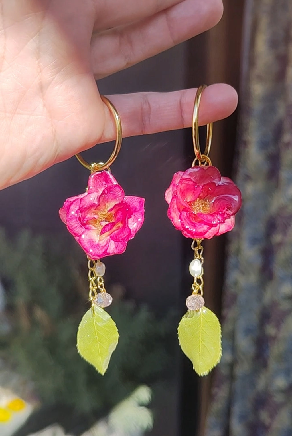 Pendientes de aro con rosas reales resinadas y colgantes de perlas y cristal facetado. Joyería artesanal romántica y elegante