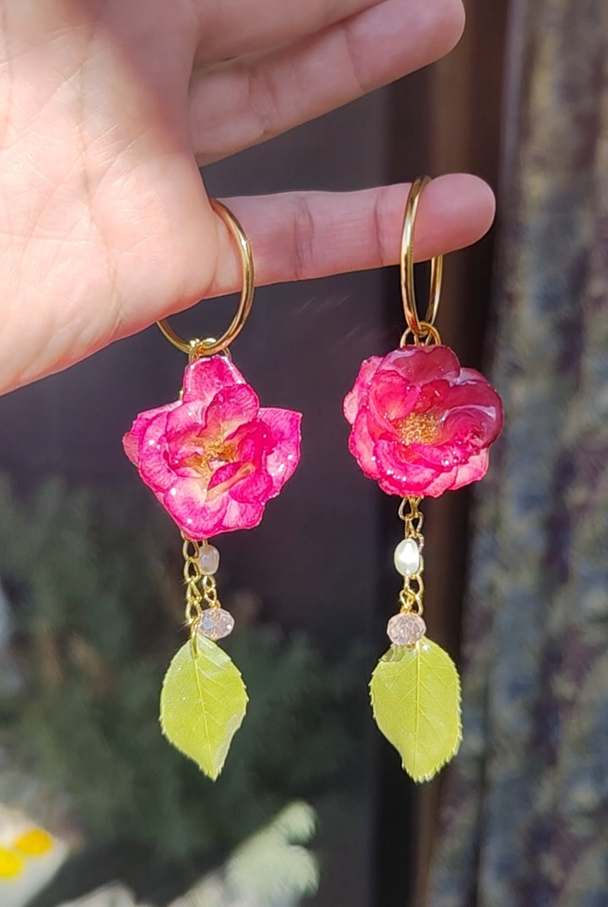 Pendientes de aro con rosas reales resinadas y colgantes de perlas y cristal facetado. Joyería artesanal romántica y elegante