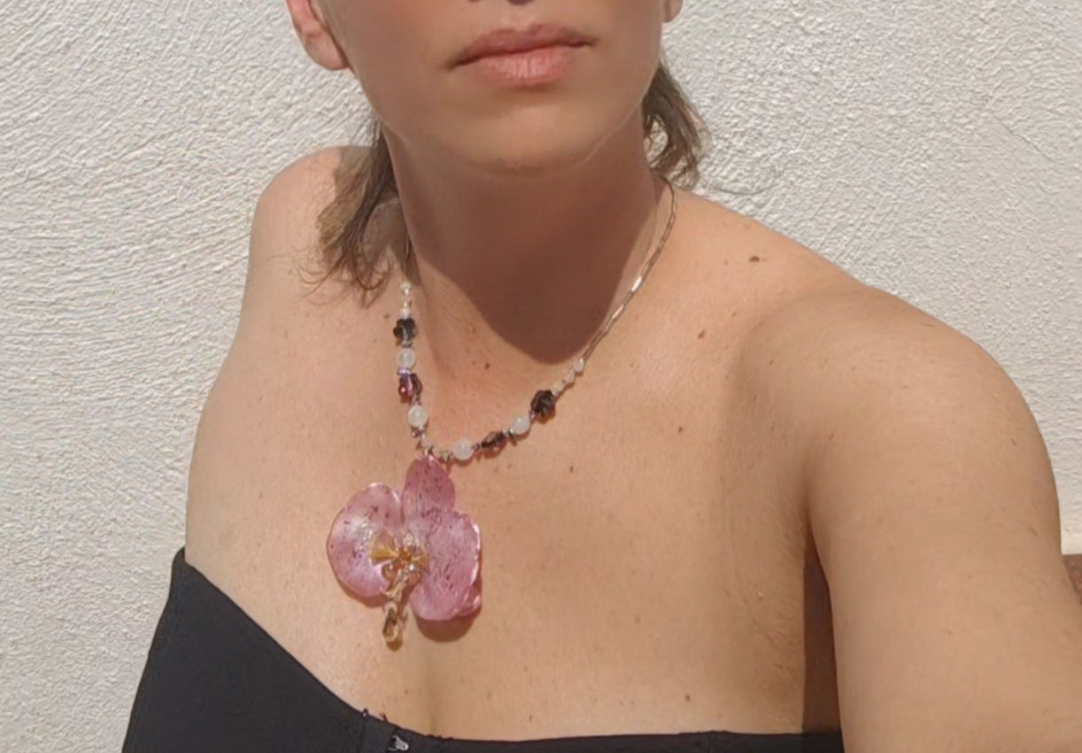 Collar de orquídea real con cristal facetado y cuarzo