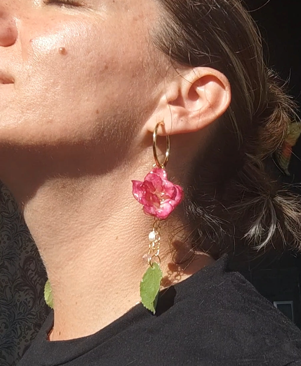 Pendientes de aro con rosas reales resinadas y colgantes de perlas y cristal facetado. Joyería artesanal romántica y elegante