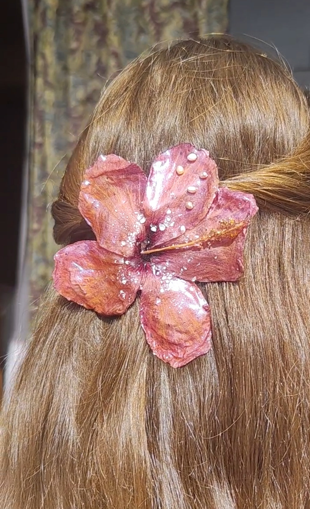 Pasador de Pelo con Flor Real, Hibisco Rojo y Perlas Naturales, Clip Artesanal de Resina, Accesorio Floral para el Cabello, Regalo Mujer