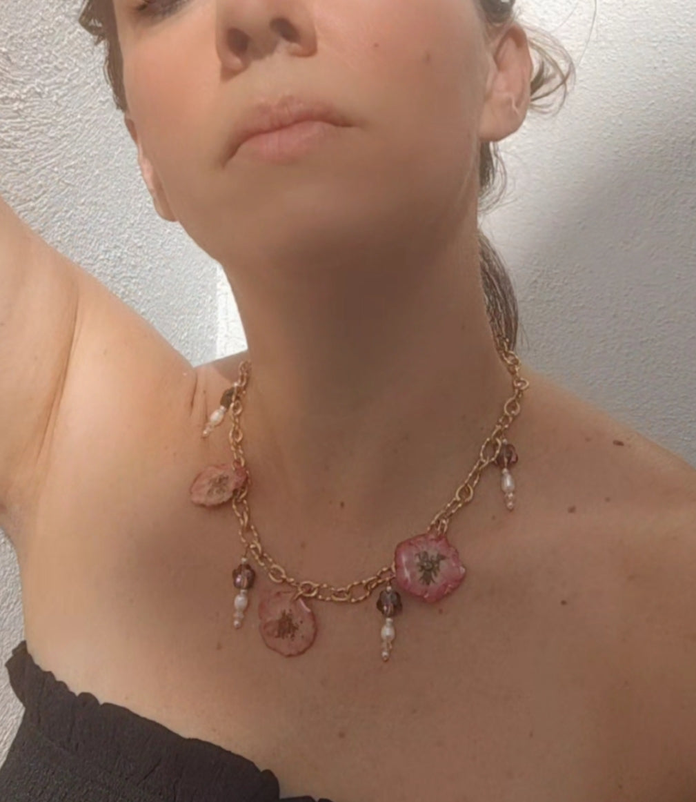 Collar de rosas reales, cristal facetado y perlas naturales
