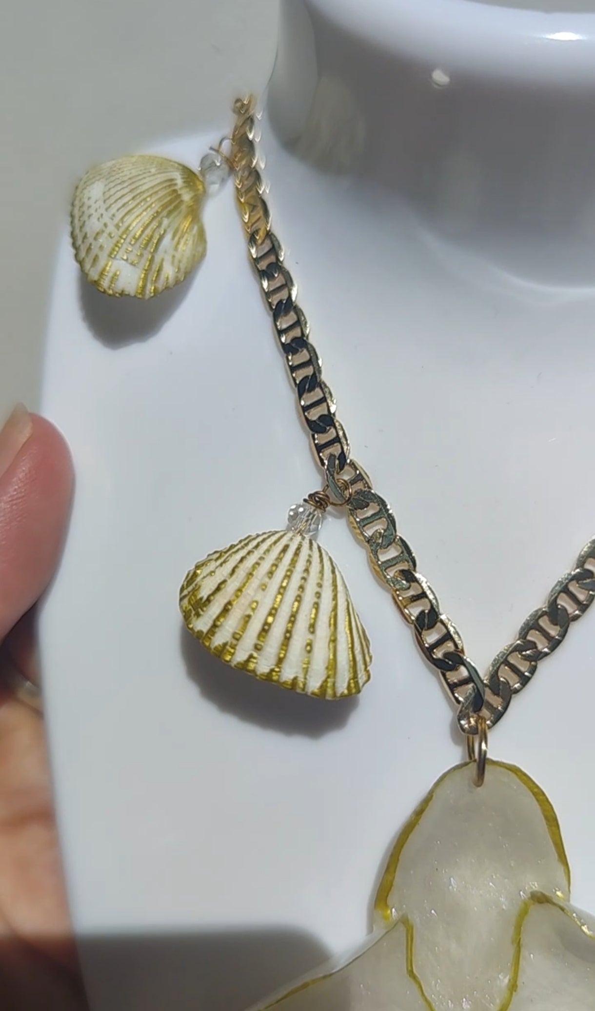 Collar orquídea natural resinada dorada | Joyería concha marina y cristal facetado | Collar único y exclusivo hecho a mano