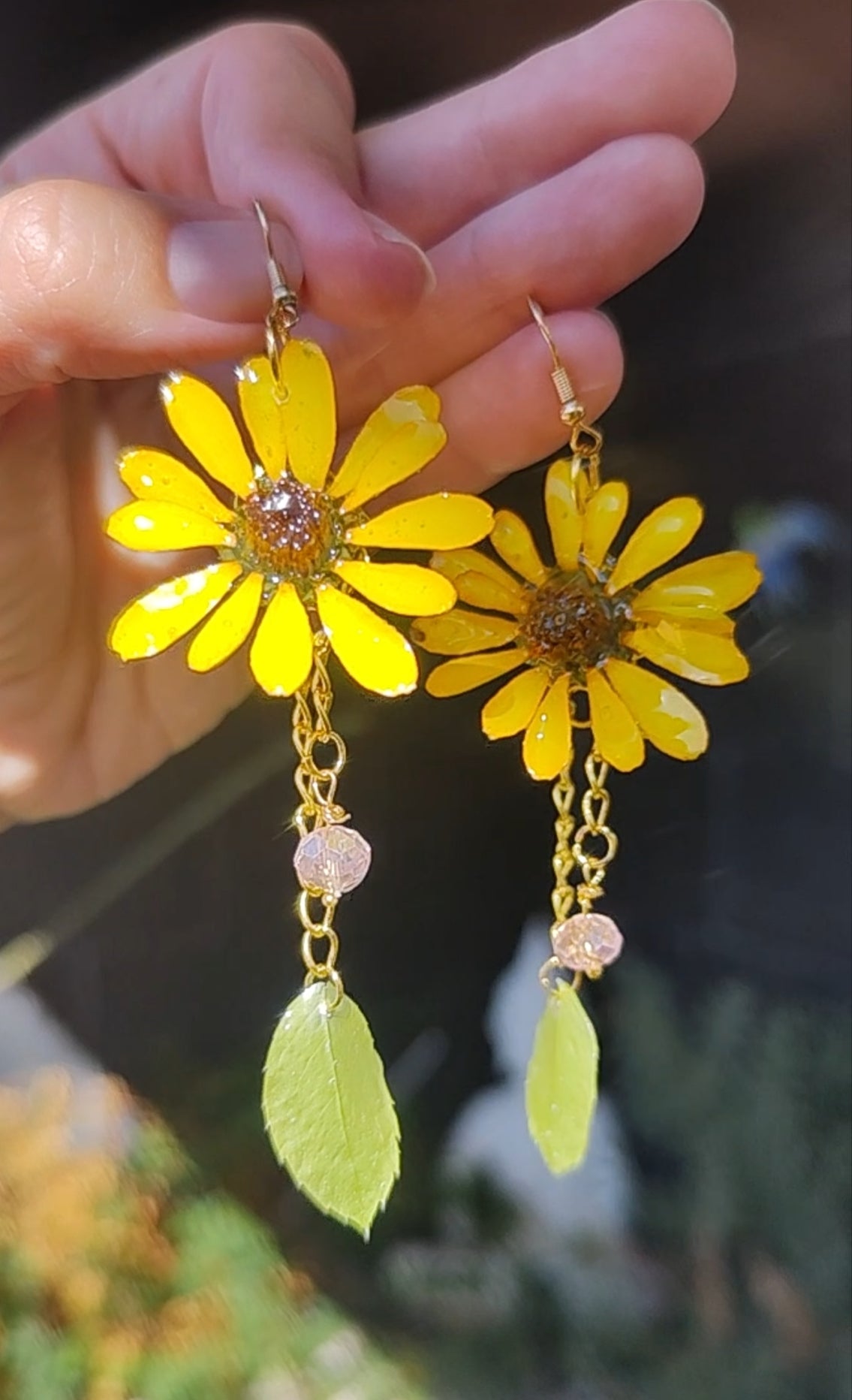 Pendientes de margaritas reales resinadas con hojas naturales y cristal facetado.  Pendientes de flores de acero inoxidable hechos a mano