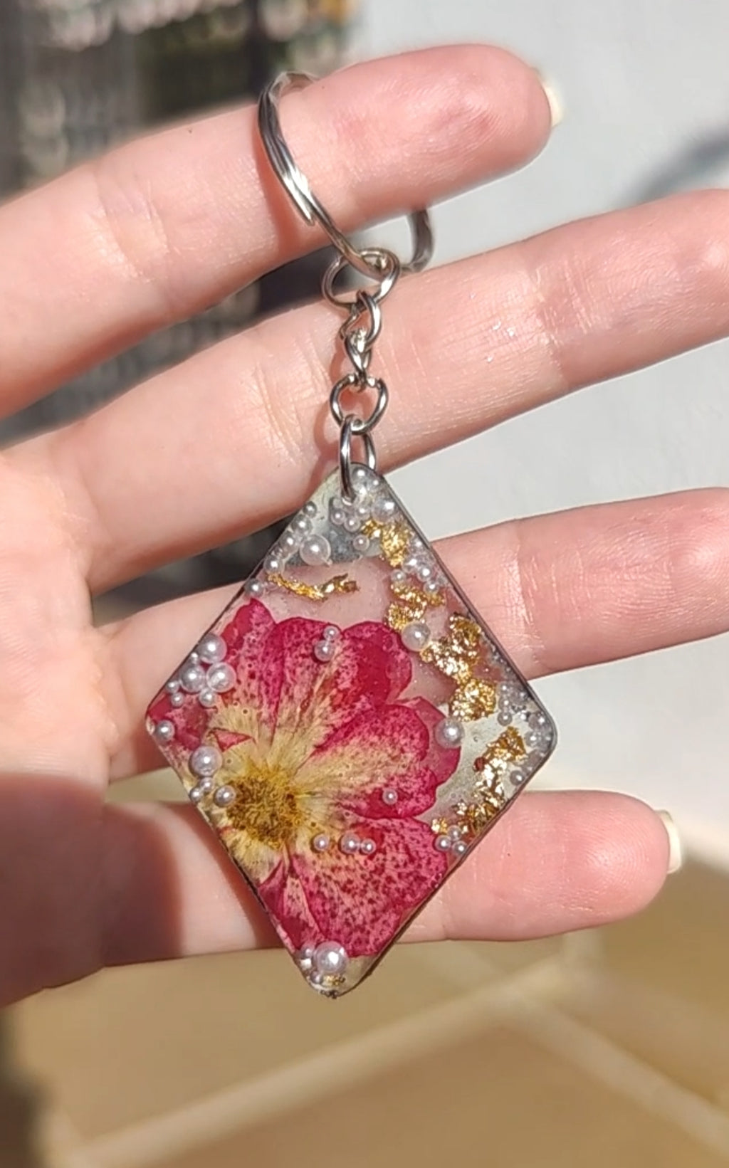 Llavero artesanal de flores prensadas