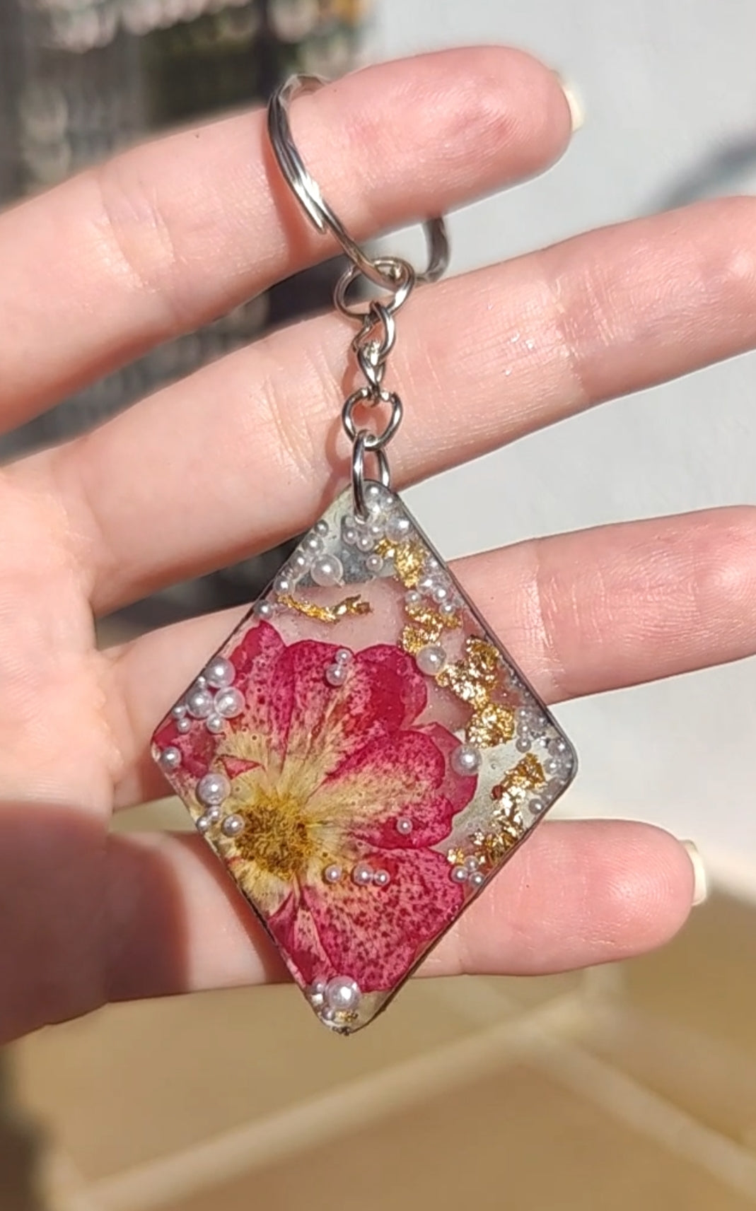Llavero artesanal de flores prensadas