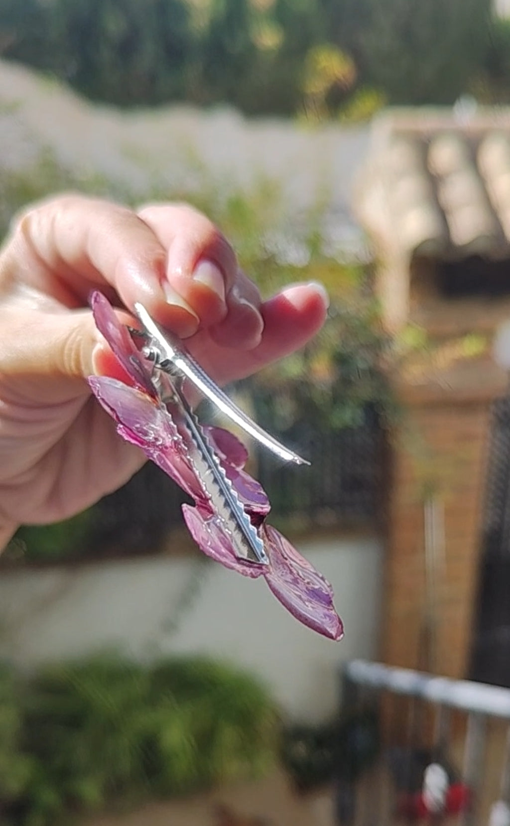 Clip de pelo con flor de plumeria real resinada. Accesorio natural artesanal. Pasador en acero inoxidable