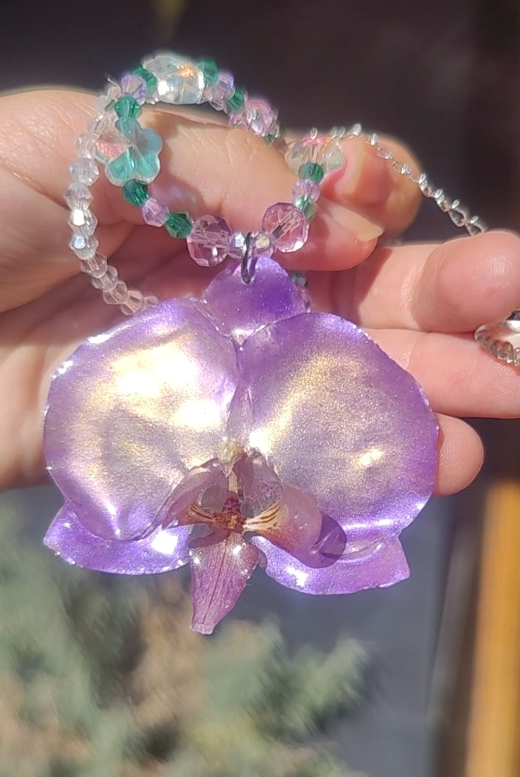 Collar de orquídea auténtica hecho a mano, lila y blanco con cadena de cristal facetado