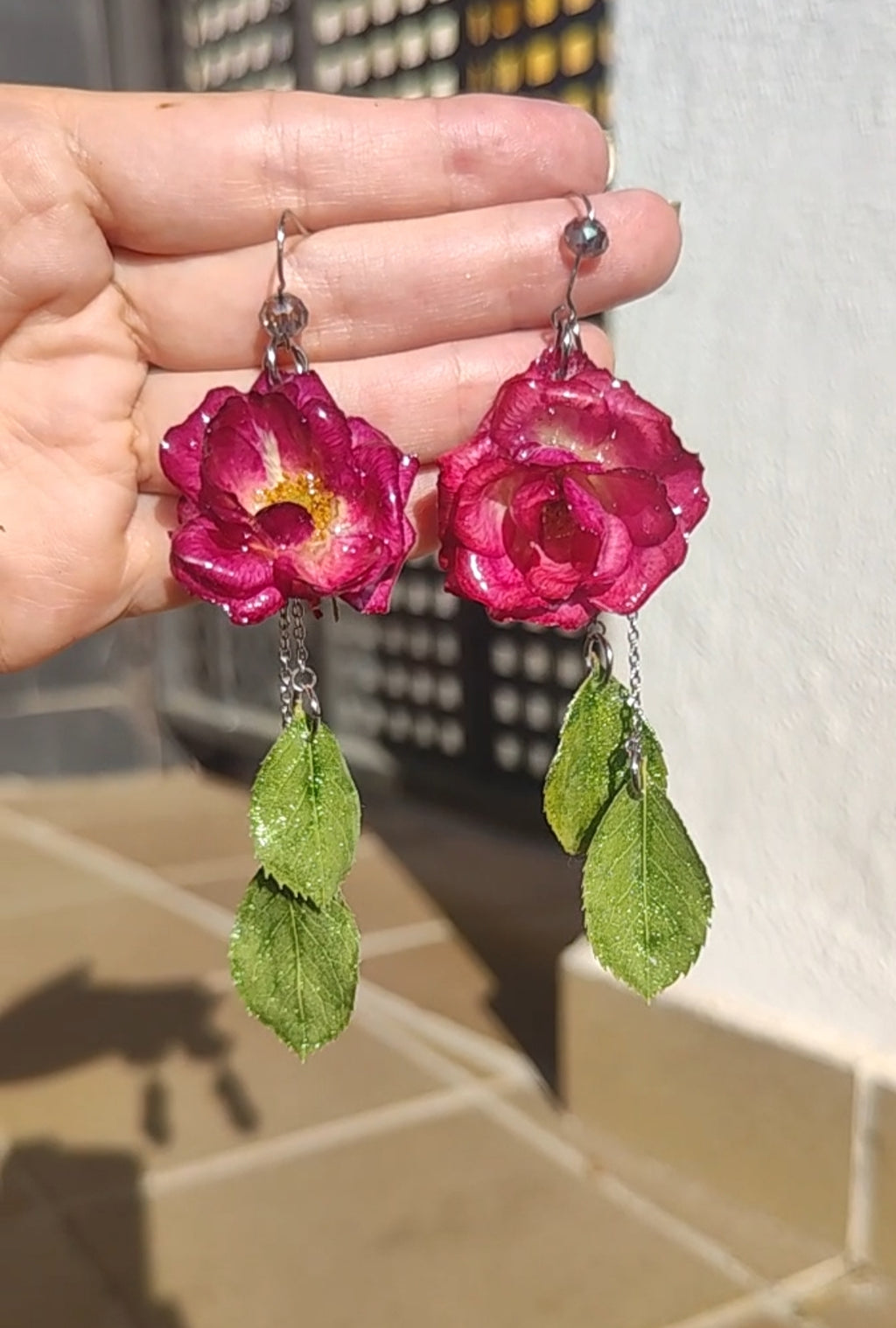 Pendientes de hojas y rosas reales