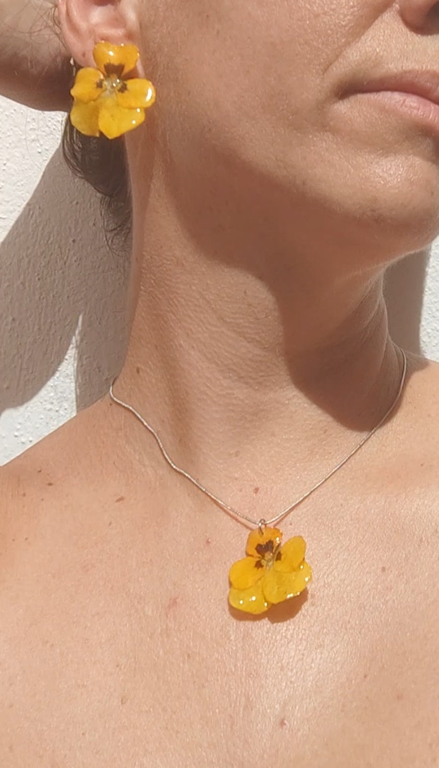 Conjunto pendientes y collar de pensamientos en resina