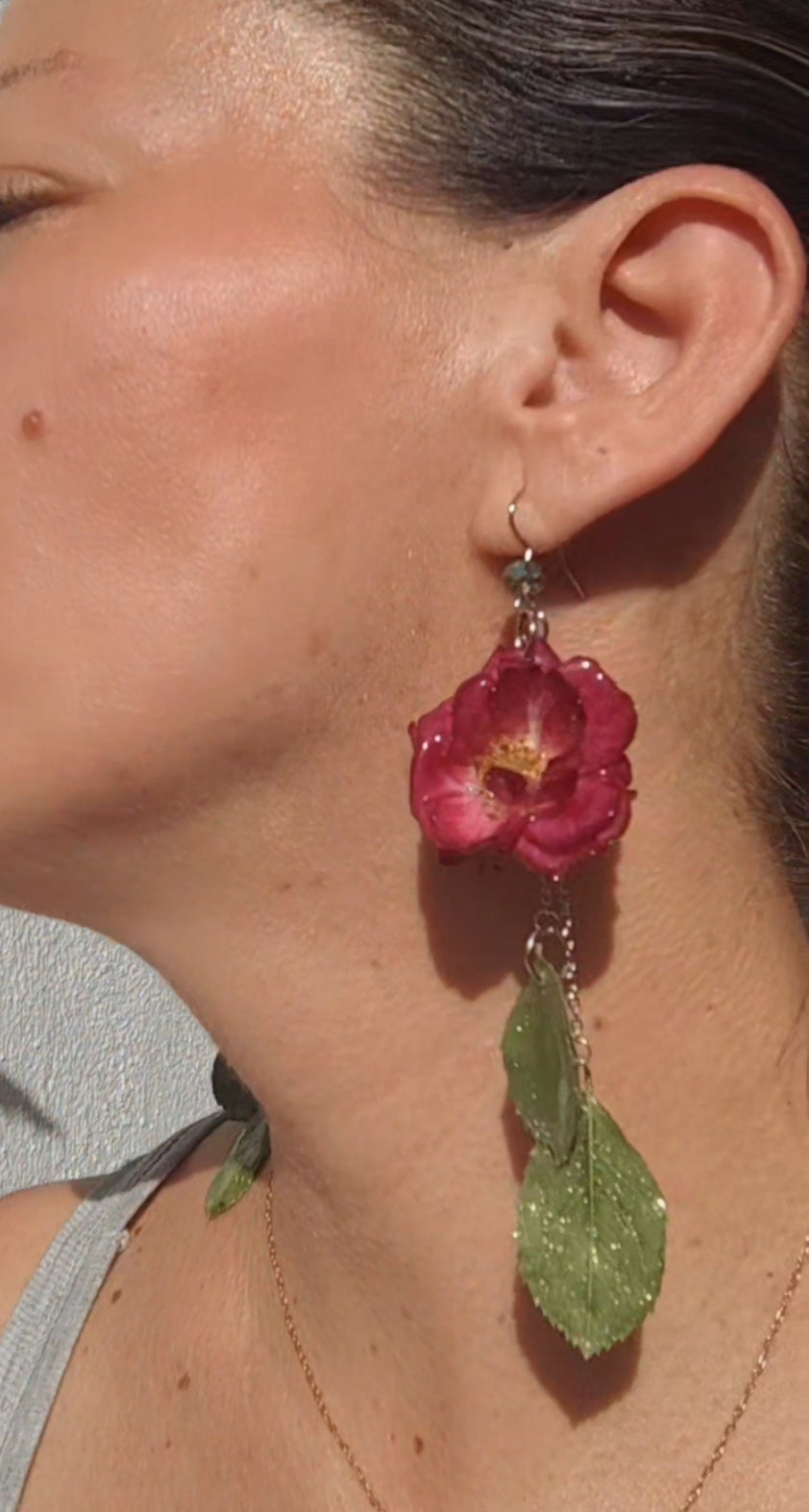 Pendientes de hojas y rosas reales