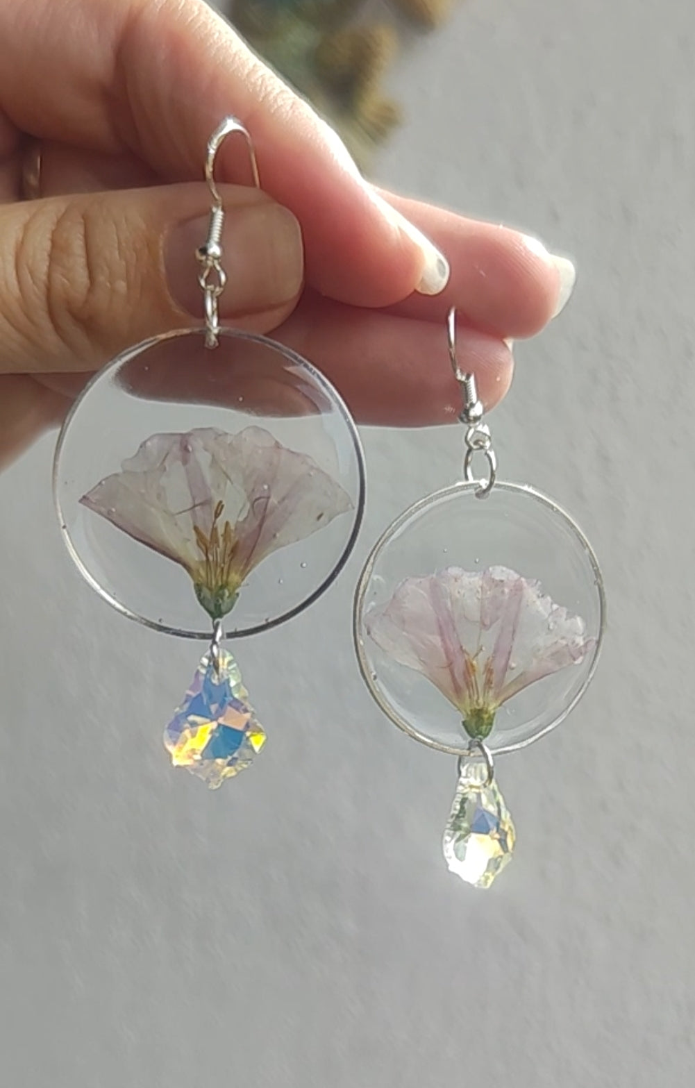 Pendientes con campanillas blancas salvajes prensadas  y cristal facetado