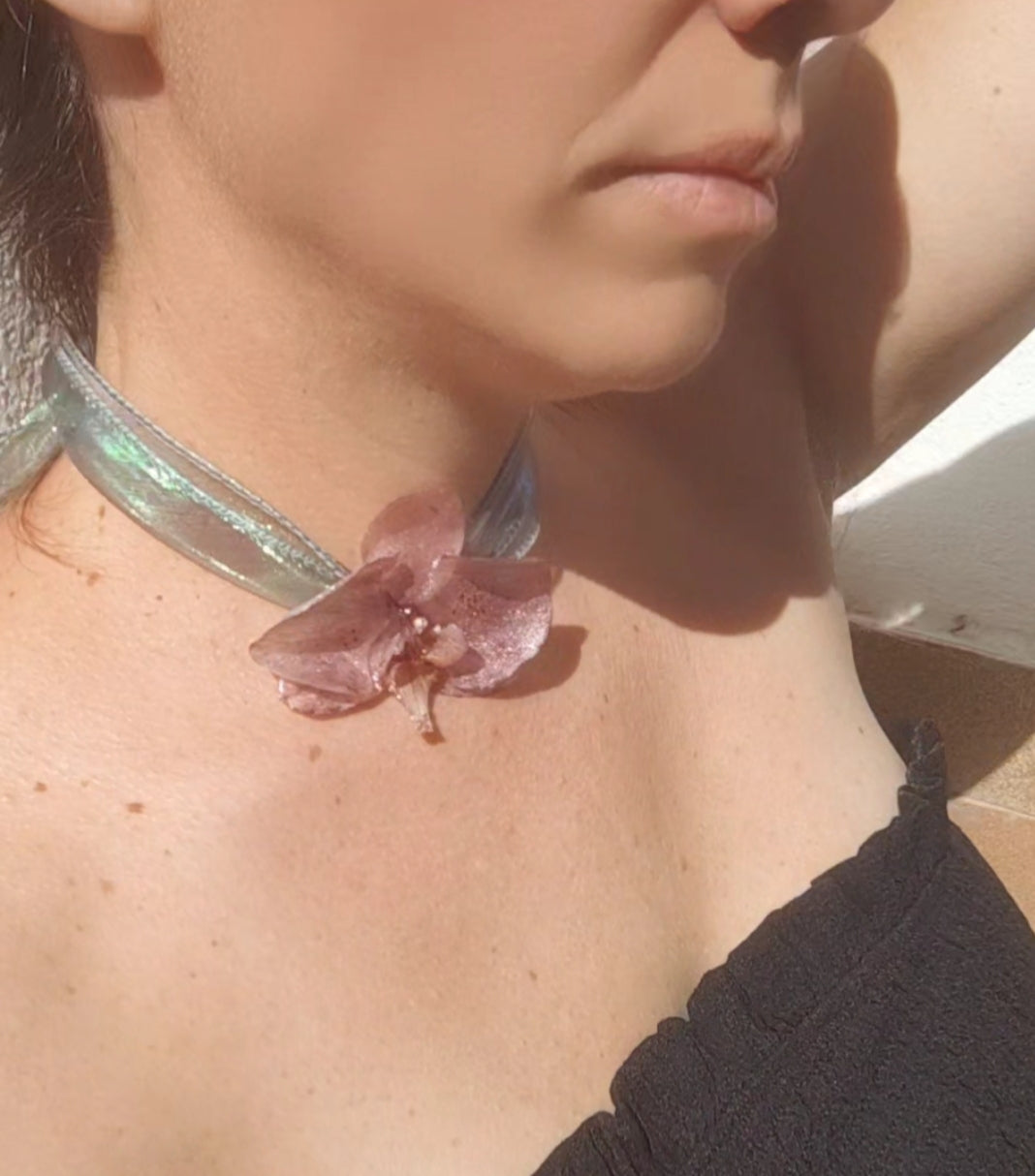 Collar de orquídea real resinada