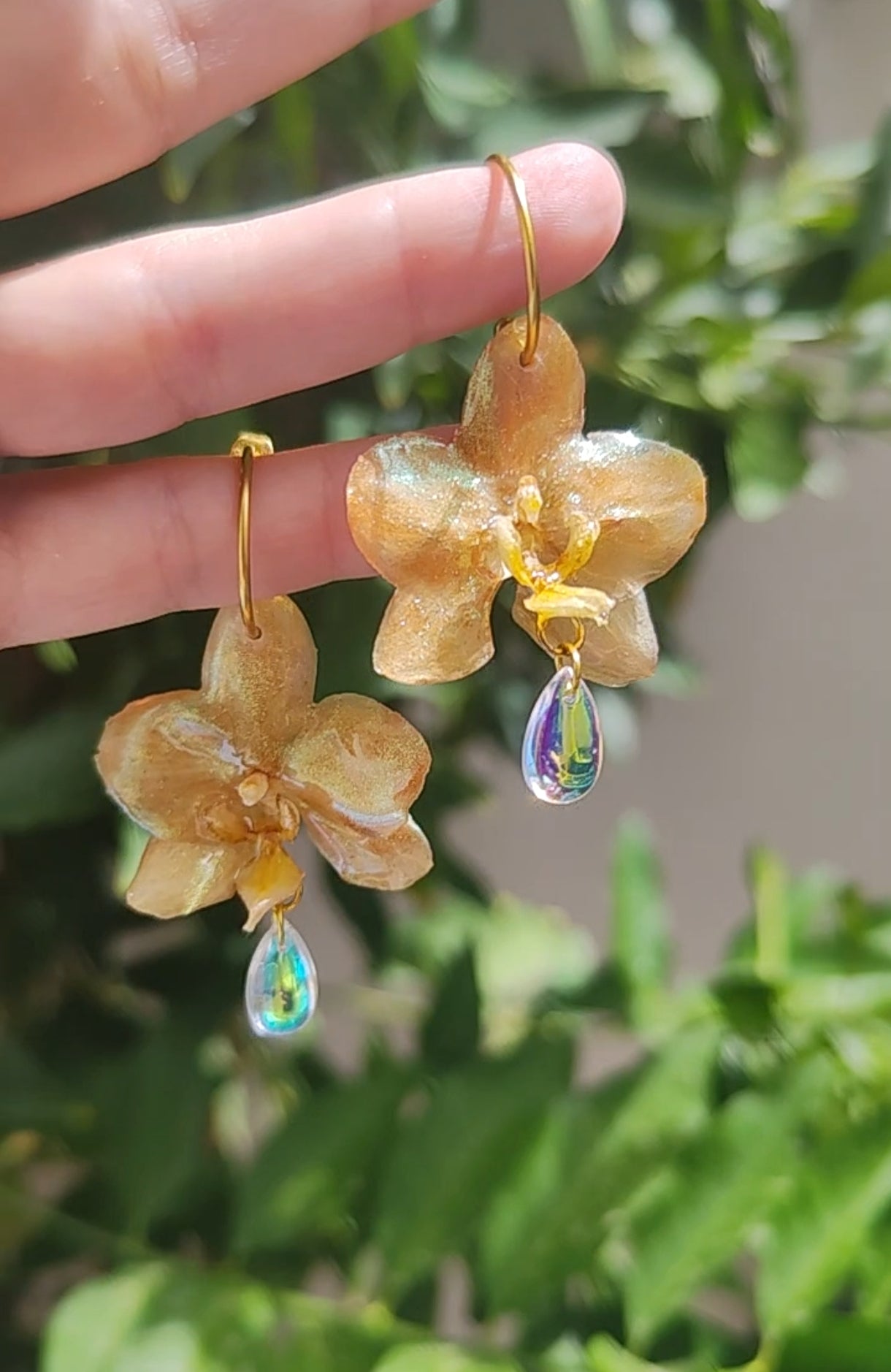 Pendientes de orquídeas amarillas auténticas hechos a mano • Aros con diseño botánico natural, detalle con cristal colgante