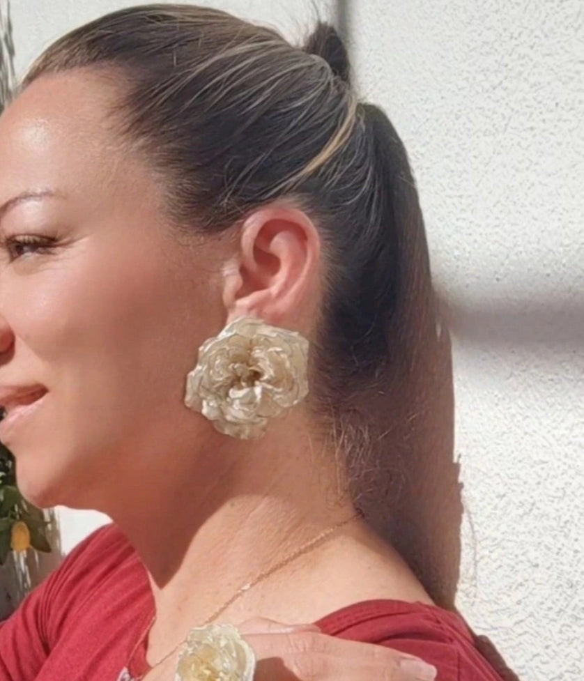 Pendientes artesanos de rosas reales resinadas