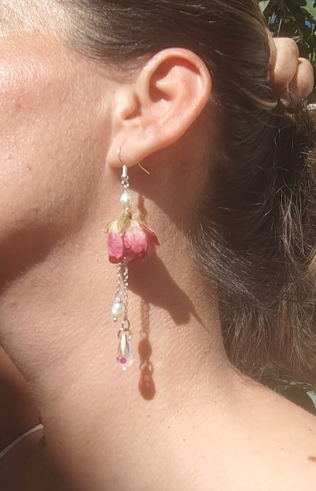 Pendientes artesanales con rosas reales resinadas, perlas naturales y cristal checo. Joyería romántica hecha a mano. Regalo único para ella