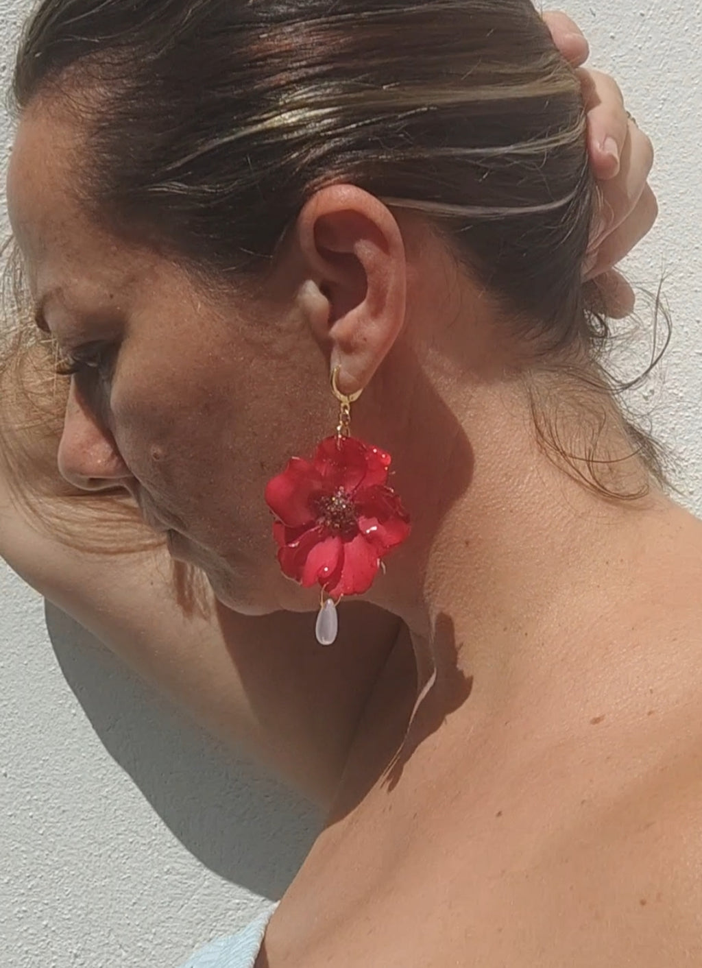 Pendientes artesanales rosas rojas resinadas con lágrimas de cristal y enganches de acero inoxidable