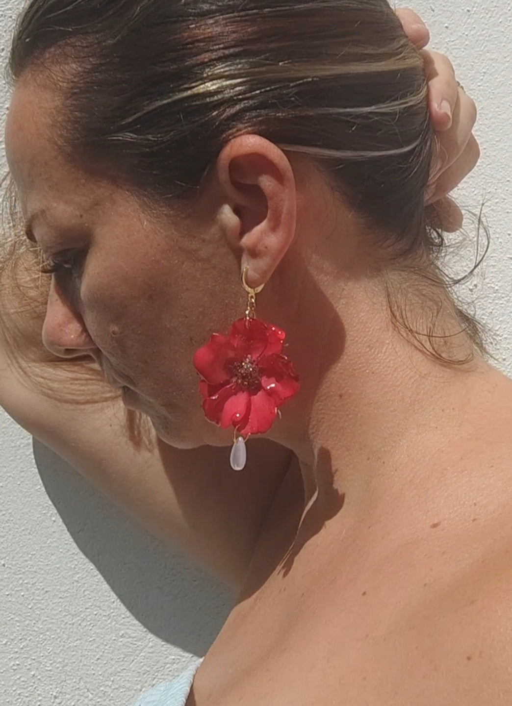 Pendientes artesanales rosas rojas resinadas con lágrimas de cristal y enganches de acero inoxidable