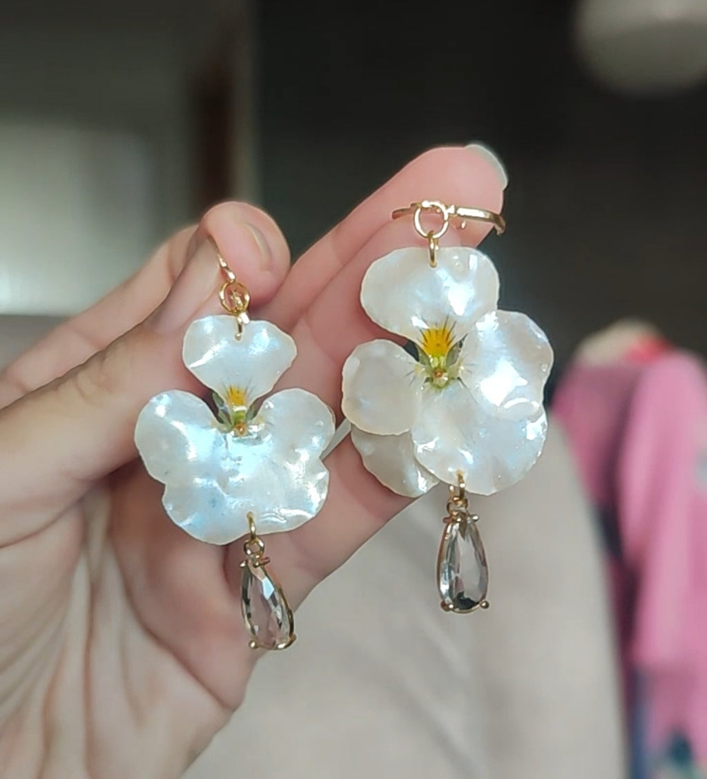 Pendientes de Pensamientos Naturales en Resina – Joyería Floral Hecha a Mano con Brillo Nácar Azul Iridiscente