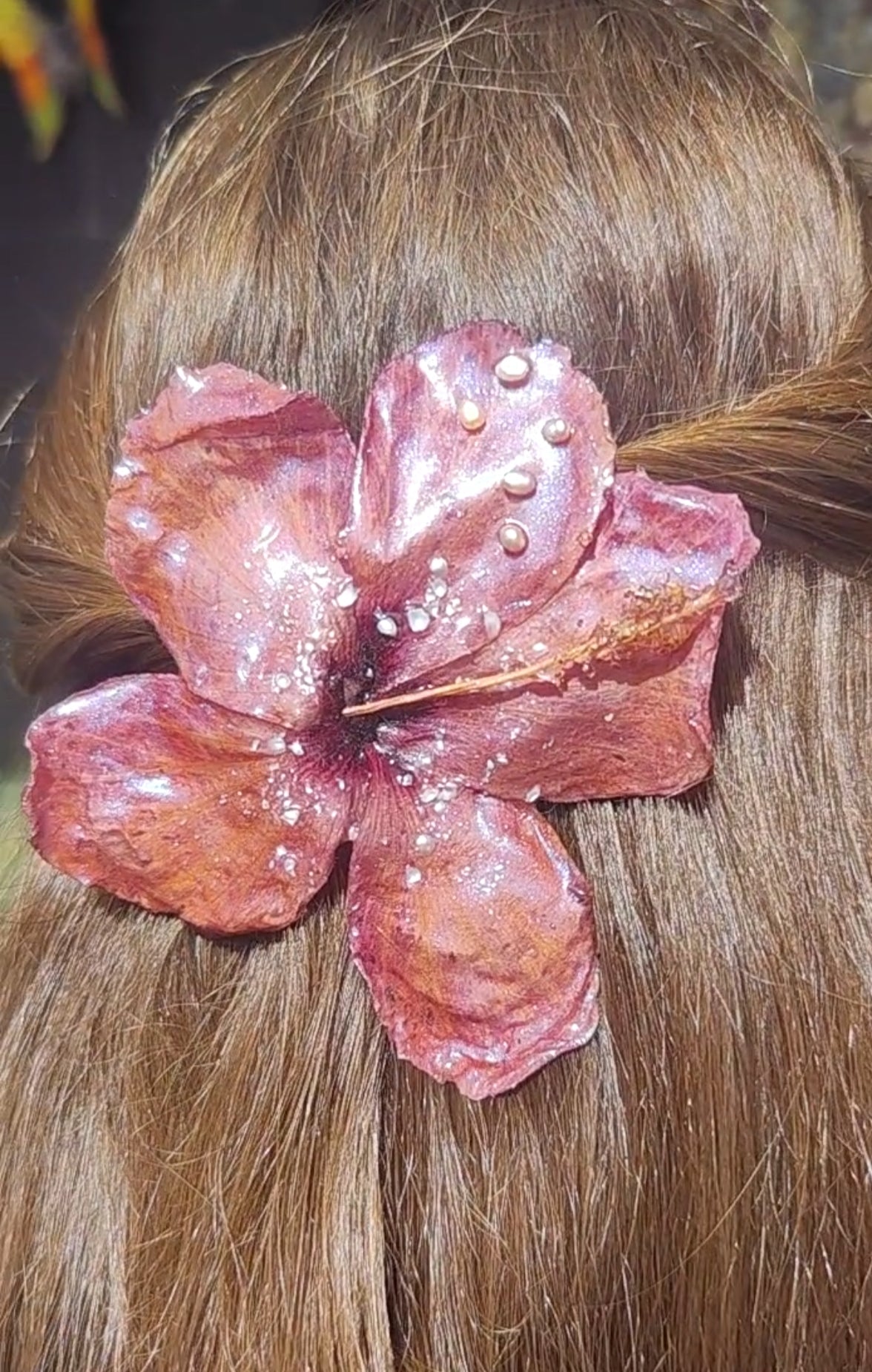 Pasador de Pelo con Flor Real, Hibisco Rojo y Perlas Naturales, Clip Artesanal de Resina, Accesorio Floral para el Cabello, Regalo Mujer