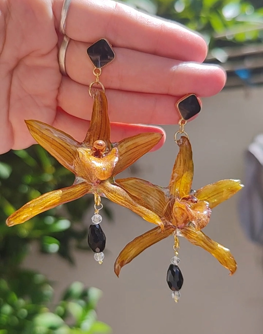 Pendientes de Orquídea Cymbidium Real Resinada Amarillo Dorado | Flores Naturales Preservadas | Acero Inoxidable y Cristal Negro Facetado | Joyería Botánica Elegante