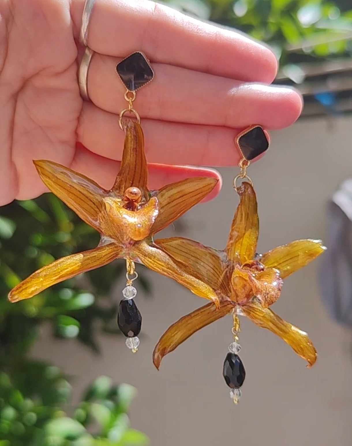 Pendientes de Orquídea Cymbidium Real Resinada Amarillo Dorado | Flores Naturales Preservadas | Acero Inoxidable y Cristal Negro Facetado | Joyería Botánica Elegante