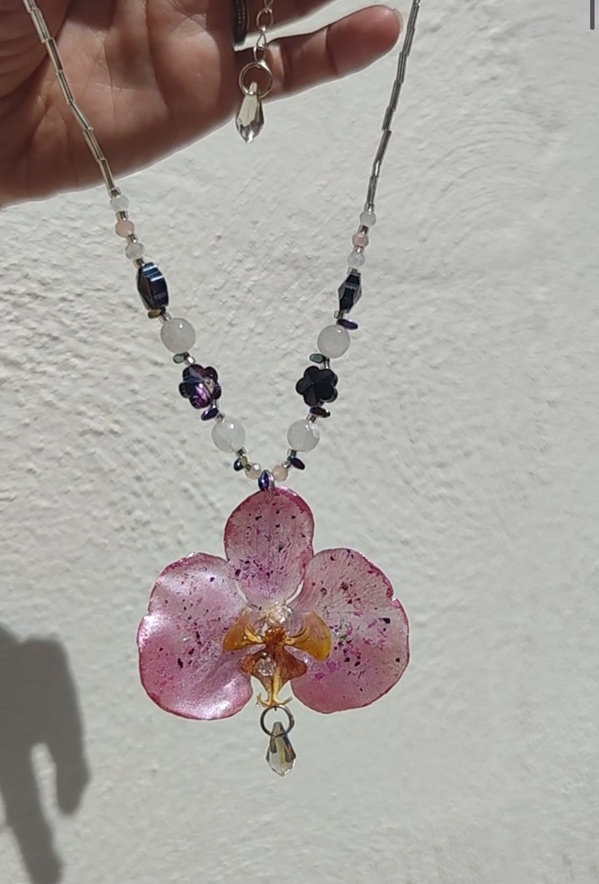 Collar de orquídea real con cristal facetado y cuarzo