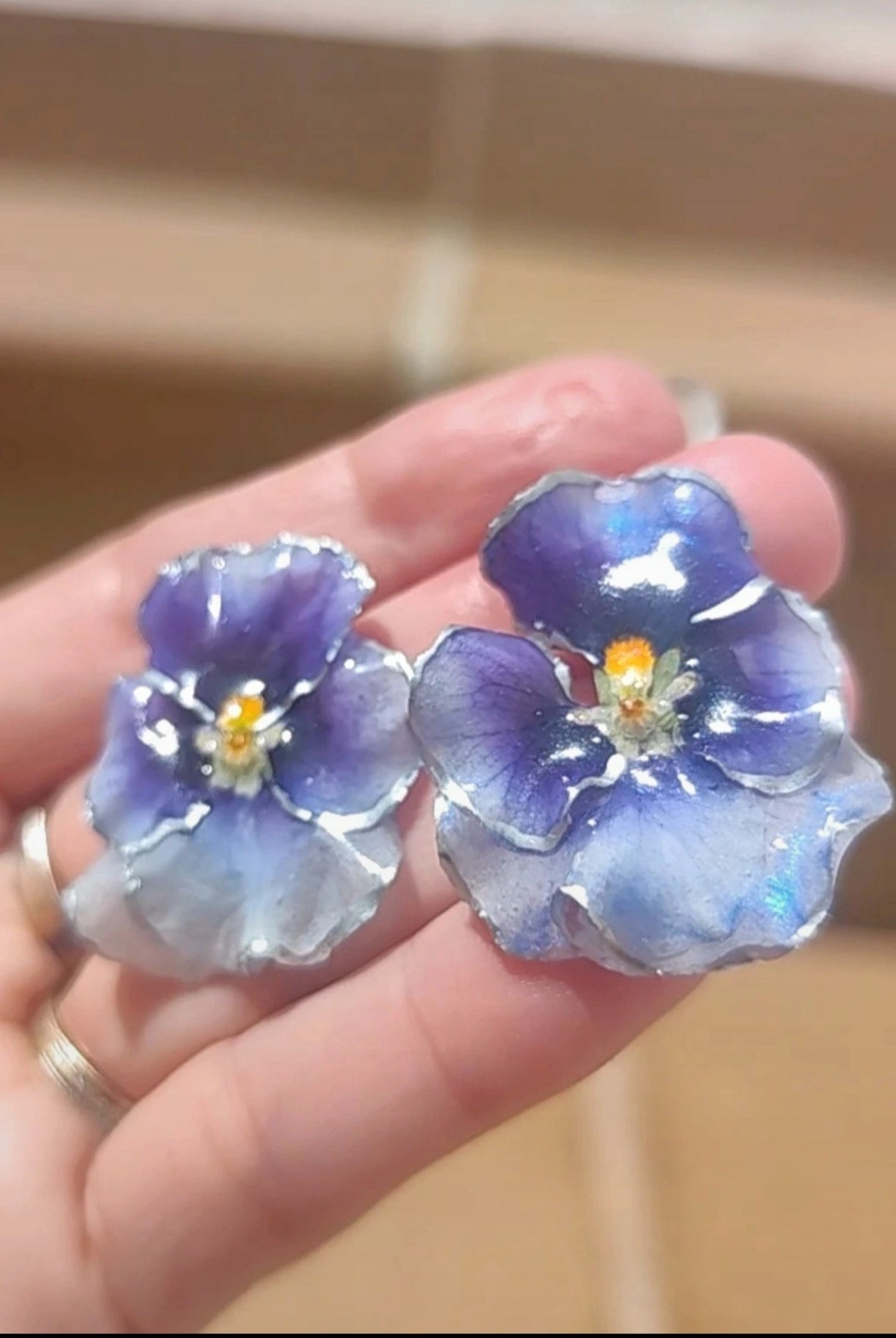 Pendientes de pensamientos en resina