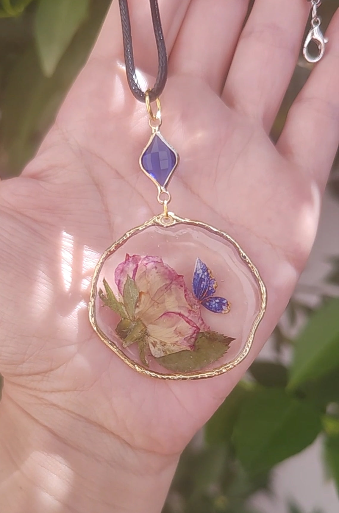 Colgante con rosa preservada