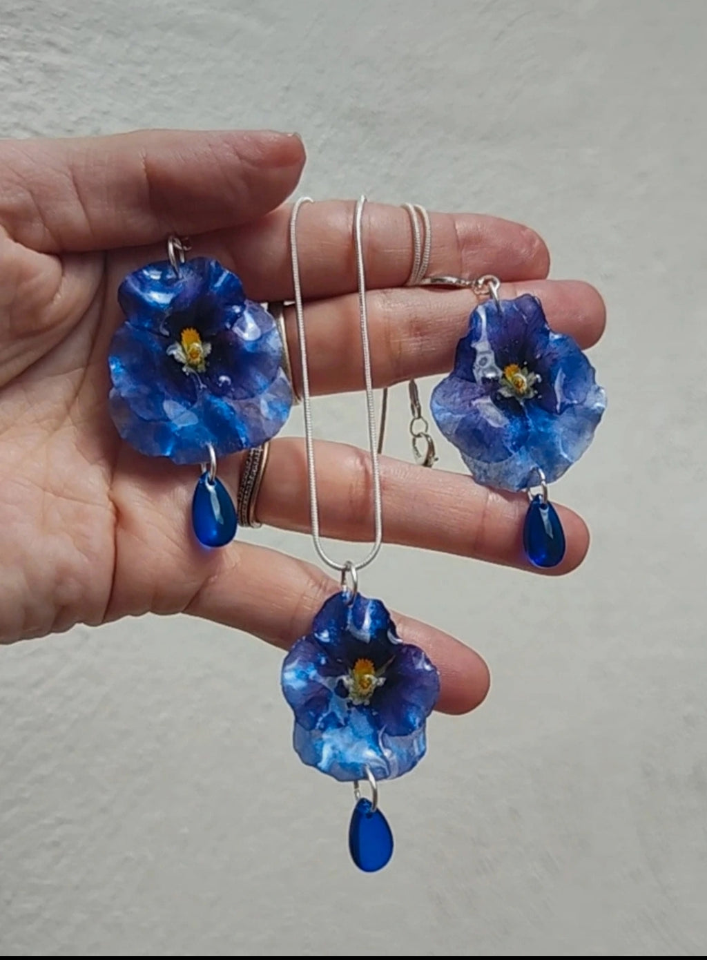 Conjunto de Pendientes y Colgante de Pensamientos Reales y auténticos en Resina. Joyería Botánica Hecha a Mano. Regalo para ella