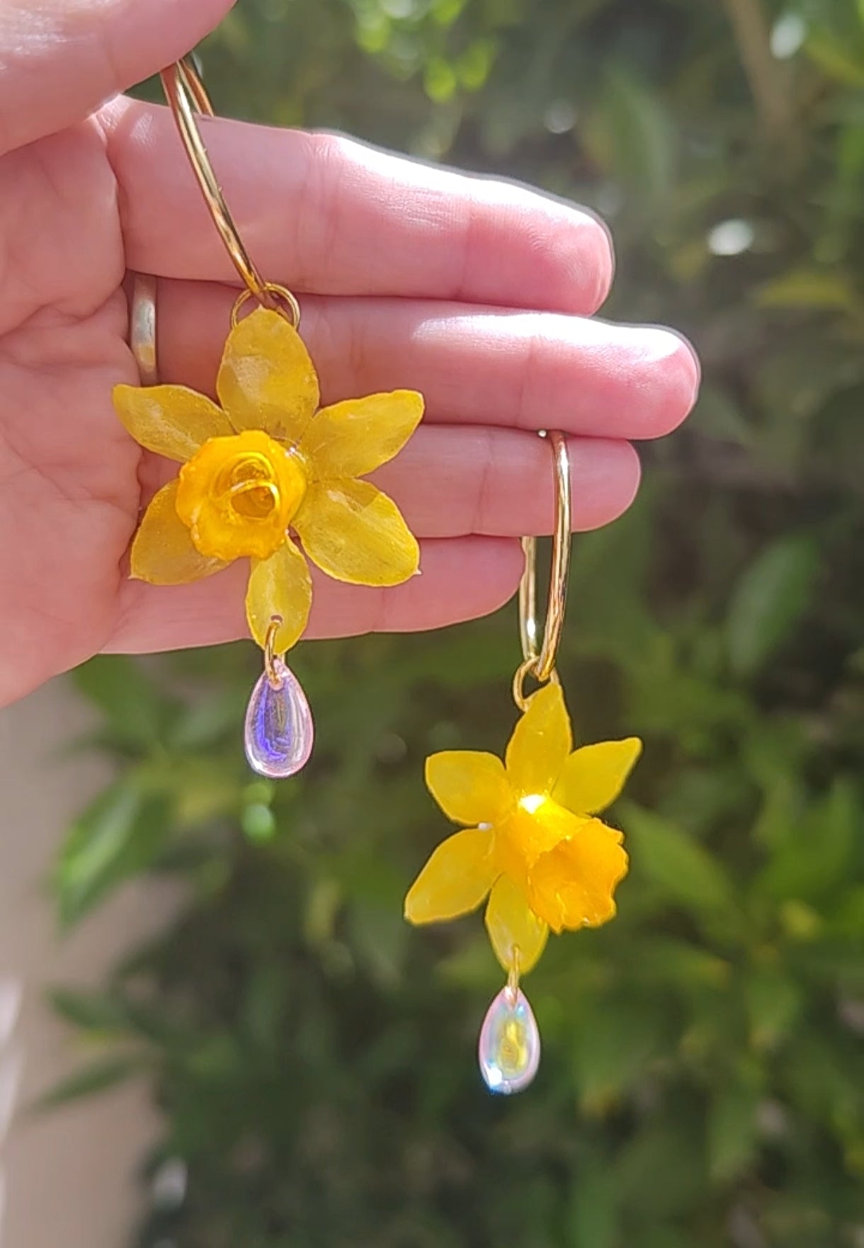 Pendientes de Narciso Real en Resina. Flores Naturales Pintadas con Nácar Dorado. Aros de Acero Inoxidable. Joyería Floral Hecha a Mano