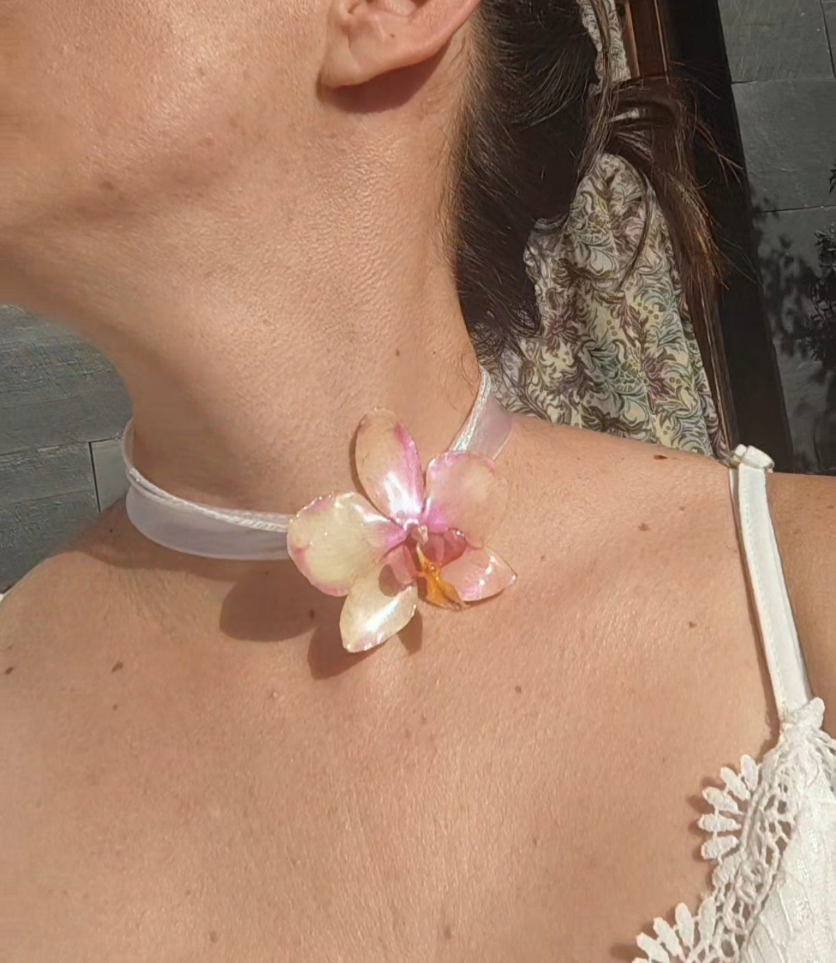 Collar con orquídea real en resina