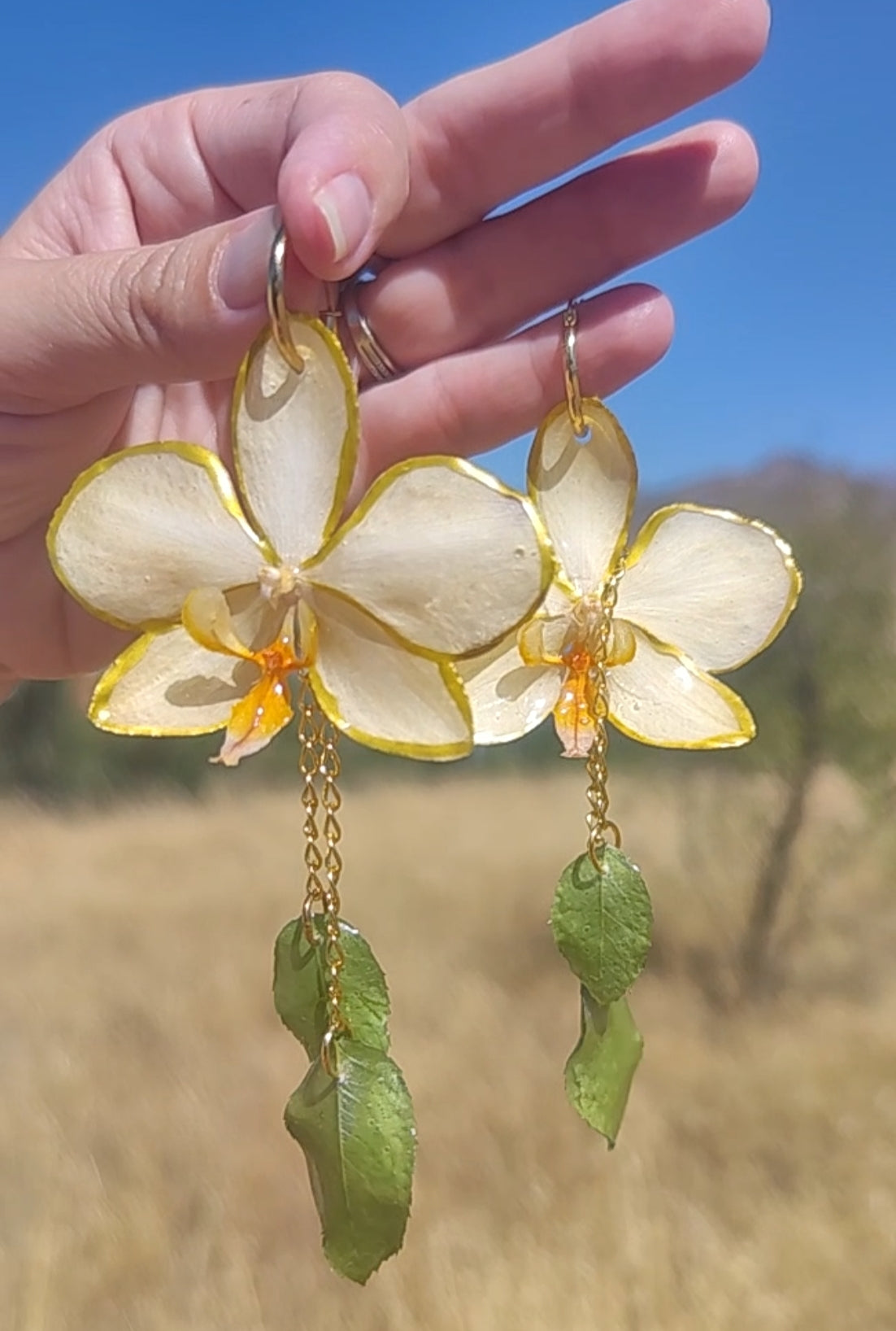 Pendientes artesanos con orquídeas amarillas y hojas auténticas resinadas. Joyería botanica para ella. Regalo original