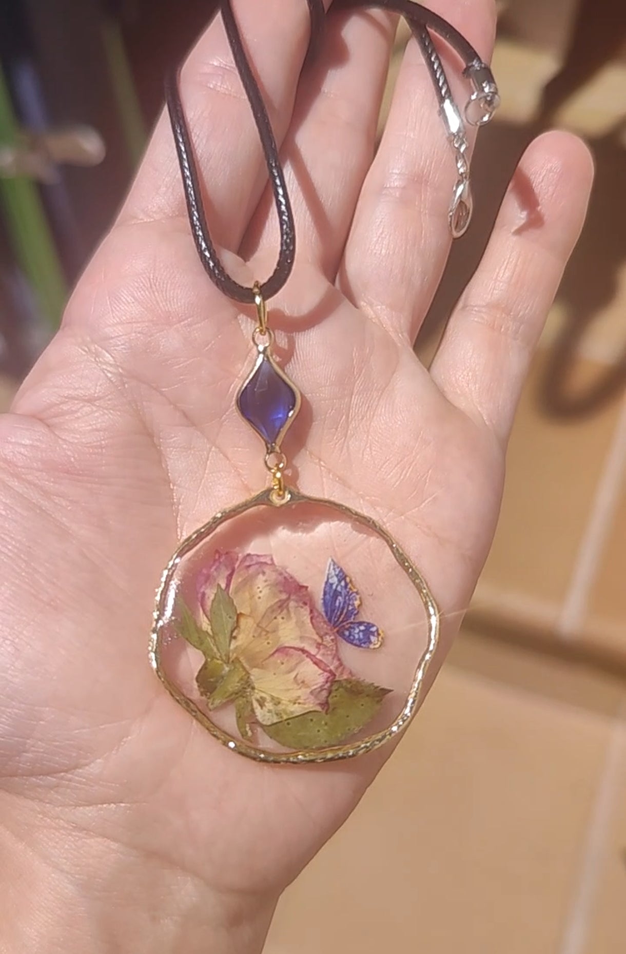 Colgante con rosa preservada