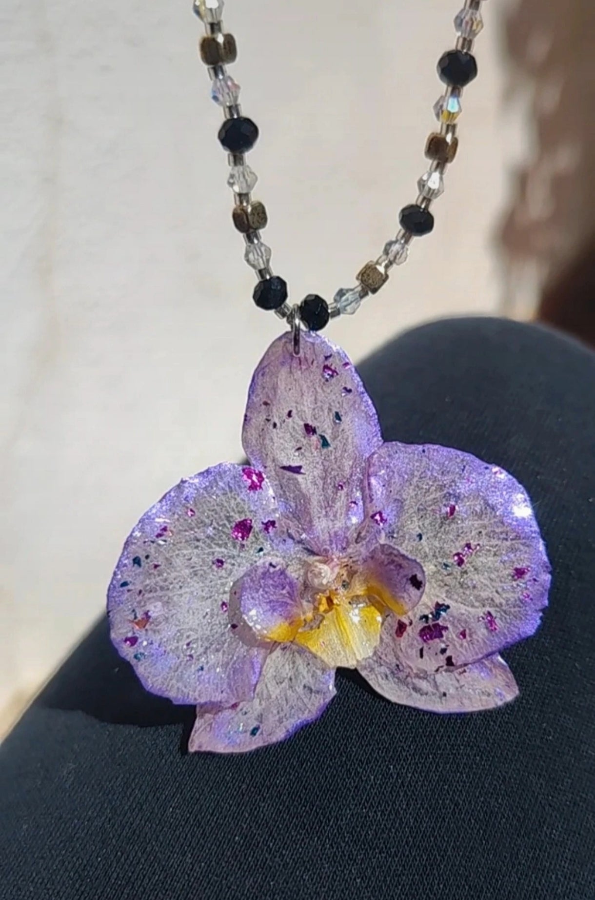 Collar de orquídea real resinada