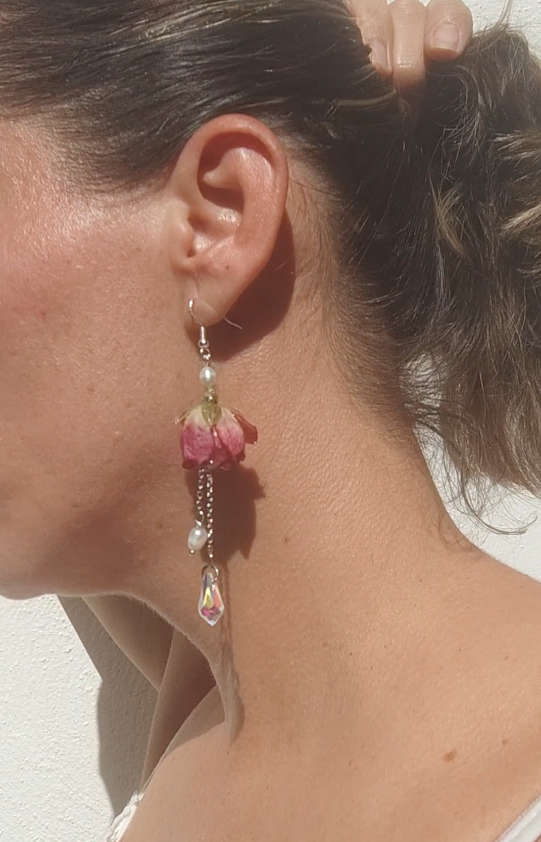 Pendientes artesanales con rosas reales resinadas, perlas naturales y cristal checo. Joyería romántica hecha a mano. Regalo único para ella