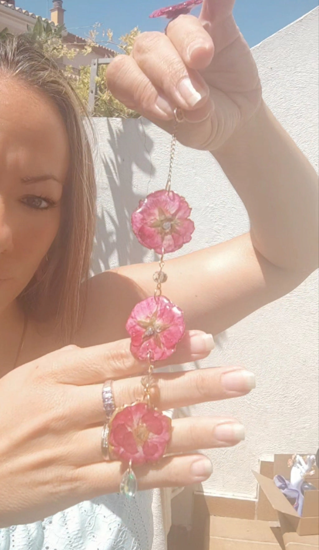 Conjunto de rosas reales resinadas, collar, anillo y pendientes